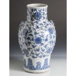 Balusterförmige Vase, wohl China, 18./19. Jahrhundert, Porzellan, blau-weisse Bemalung,