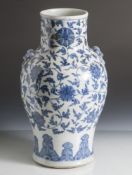 Balusterförmige Vase, wohl China, 18./19. Jahrhundert, Porzellan, blau-weisse Bemalung,