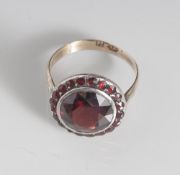 Granatring, Silber u. Gelbgold 585, Ringkopf (Silber) ausgefasst mit gr. rund-facettiertem Granaten,