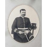 Unbekannter Künstler (wohl um 1900), Porträt eines Kürassiers in Uniform mit Pallasch u.