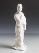 Kleine Porzellanfigurine einer Geisha, wohl Japan, um 1900, Weißporzellan. H. ca. 17 cm, am