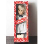 Käthe Kruse-Puppe, "Ottilie", Mädchen mit blonden Zöpfen und blauen Augen, ausgestattet mit weißem