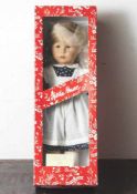 Käthe Kruse-Puppe, "Ottilie", Mädchen mit blonden Zöpfen und blauen Augen, ausgestattet mit weißem