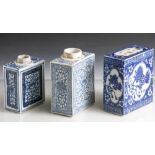 2 Teedosen u. 1 Steckvase, China, wohl 19. Jahrhundert, Porzellan, Blaumalerei, je rechteckige Form,