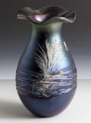 Vase, Manufaktur Freiherr von Poschinger, Glas, grün und violett irisierend, umlaufend Fadendekor