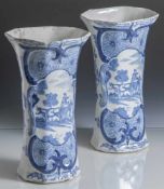 Fayence Vasenpaar, wohl 18. Jahrhundert, Bodenmarke "BP", Blaumalerei, Landschaftsdarstellung mit