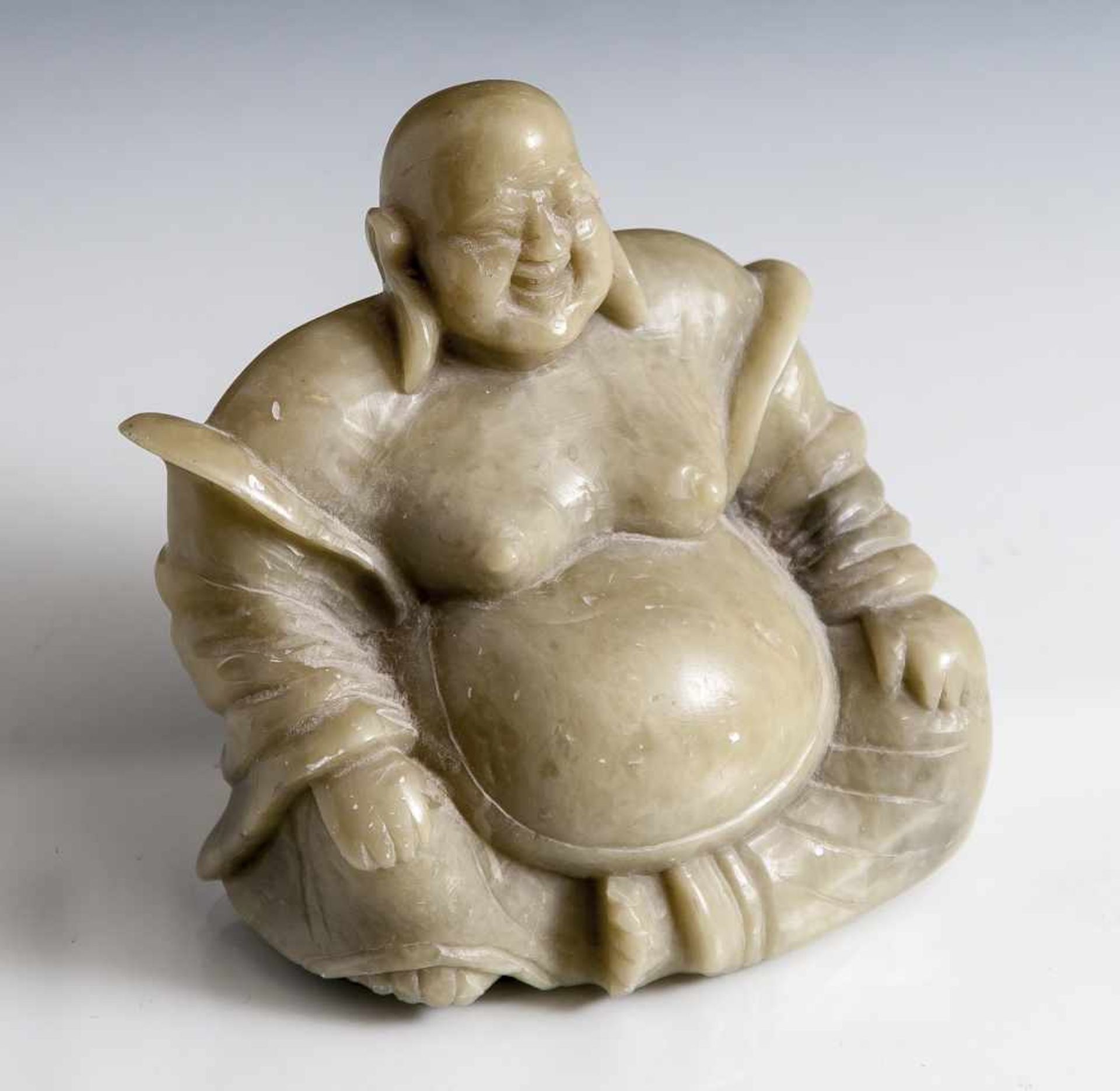 Figurine, Budai, grüner Speckstein, sitzender Buddha mit lachendem Gesichtsausdruck. H. ca. 9,5