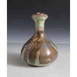 Kleine Vase, Jugendstil, Amphora, Wien, Mod.-nr. 3513. Feinsteinzeug, gedrückt bauchiger Korpus