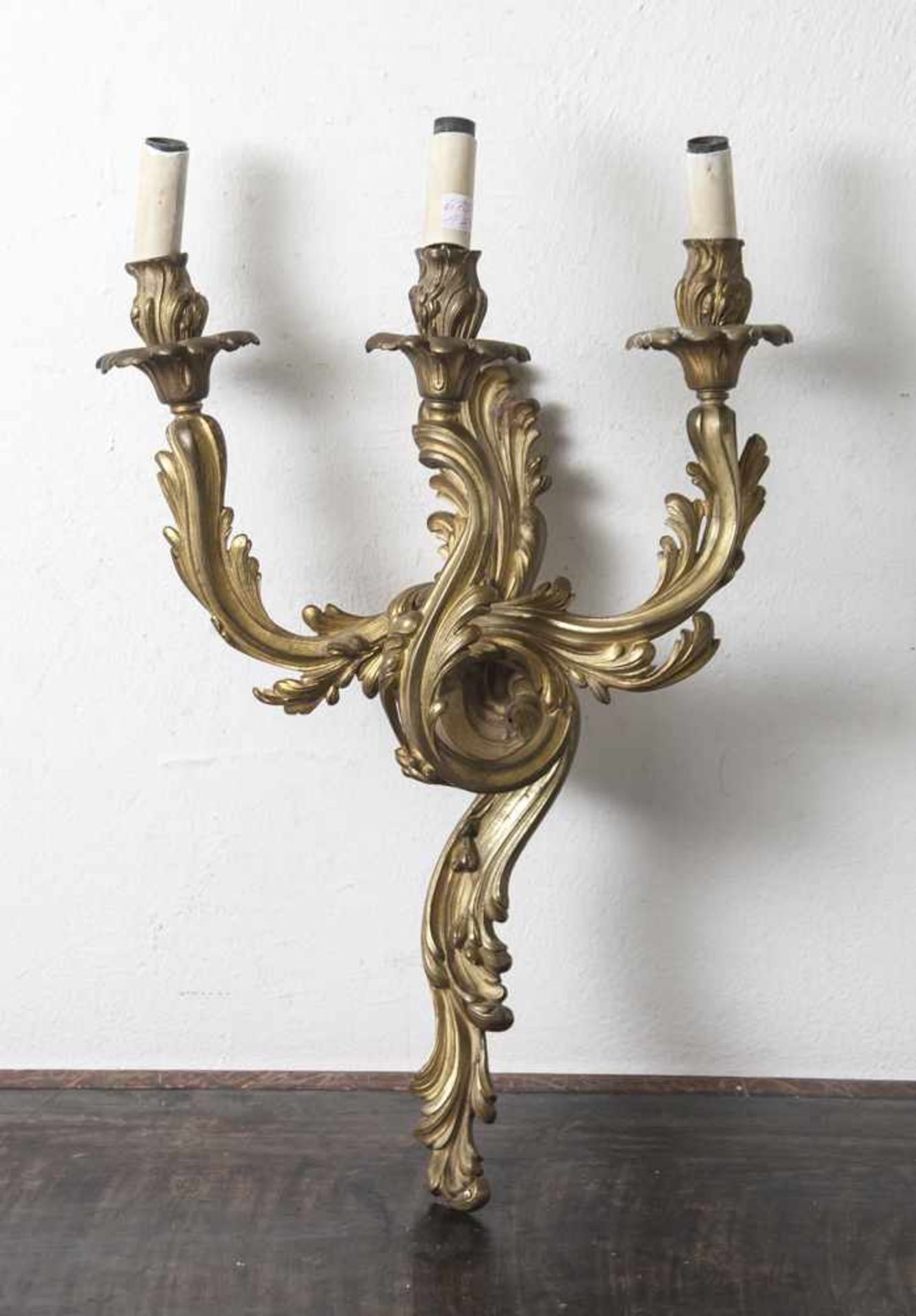 Wandapplike, Louis-XV-Stil, Bronze gegossen, vergoldet. 3 geschweifte Arme mit Blattrelief,