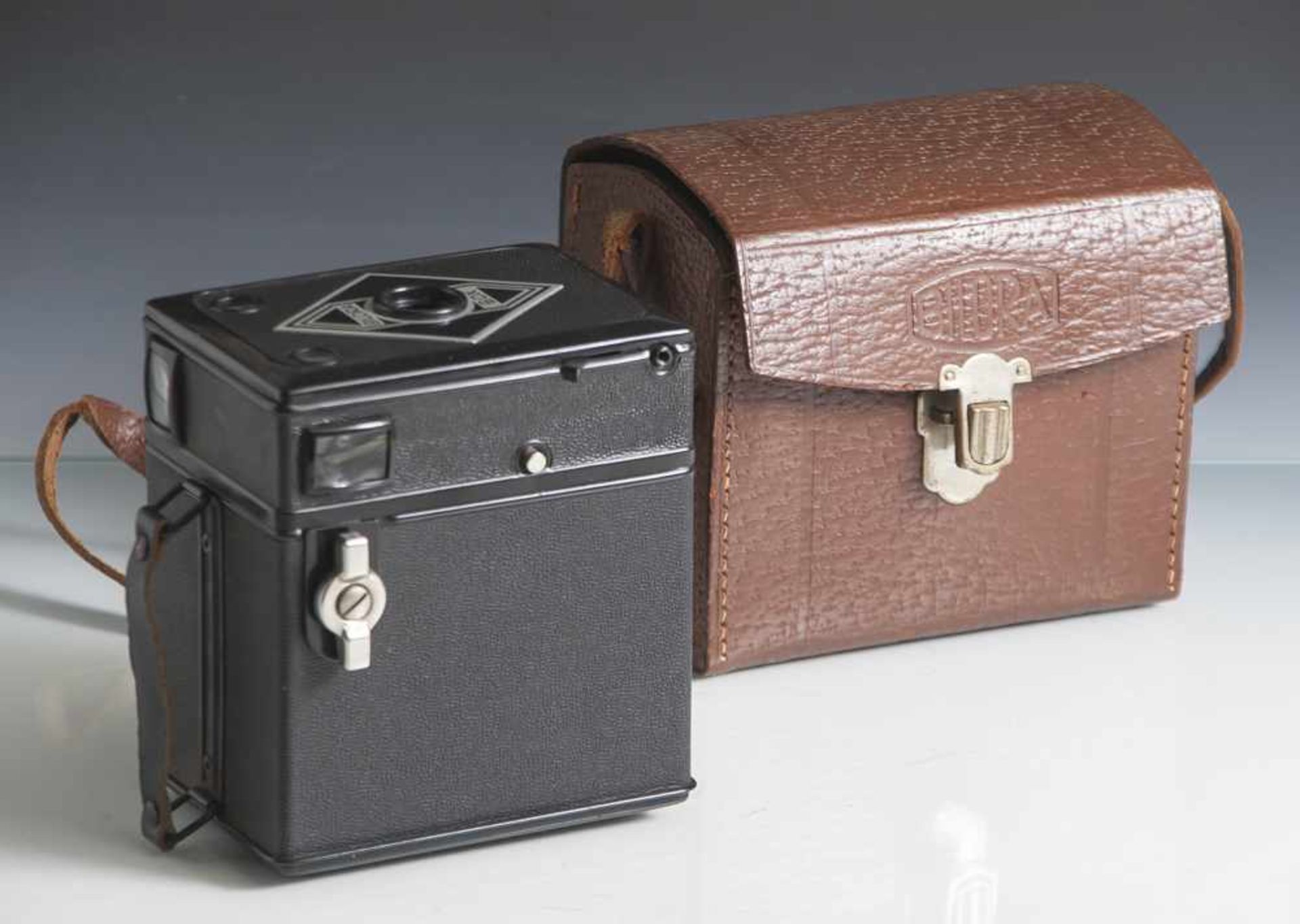 Kamera "Bilora Box", 1930er Jahre, mit Gebrauchsanweisung, in org. Tasche mit Trageriemen. Ca. 10,