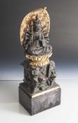 Bodhisattva Kannon, Japan, Edo-Periode, Holz mit Gold über Schwarzlack. Sitzender Kannon auf einem