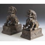 Paar Fo-Hunde, Bronze, zwei vollplastisch gearbeitete Wächterlöwen auf einem getreppten,