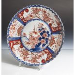 Imari-Teller, Japan, wohl Anfang 20. Jahrhundert, Porzellan, geschweifter Rand und gefältete