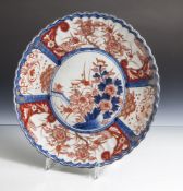 Imari-Teller, Japan, wohl Anfang 20. Jahrhundert, Porzellan, geschweifter Rand und gefältete