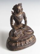 Sitzender Bodhisattva, China, wohl 18./19. Jahrhundert, Bronze, Reste einer Feuervergoldung. Auf