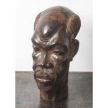 Bouesso, Daniel (1928-1999), Africa-Büste, Tropenholz, vollplastisch geschnitzte Darstellung eines