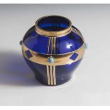 Kleine Vase, Art-Déco, bauchige Form, kobaltblaues Glas, mit goldenem Banddekor und Glassteinbesatz.