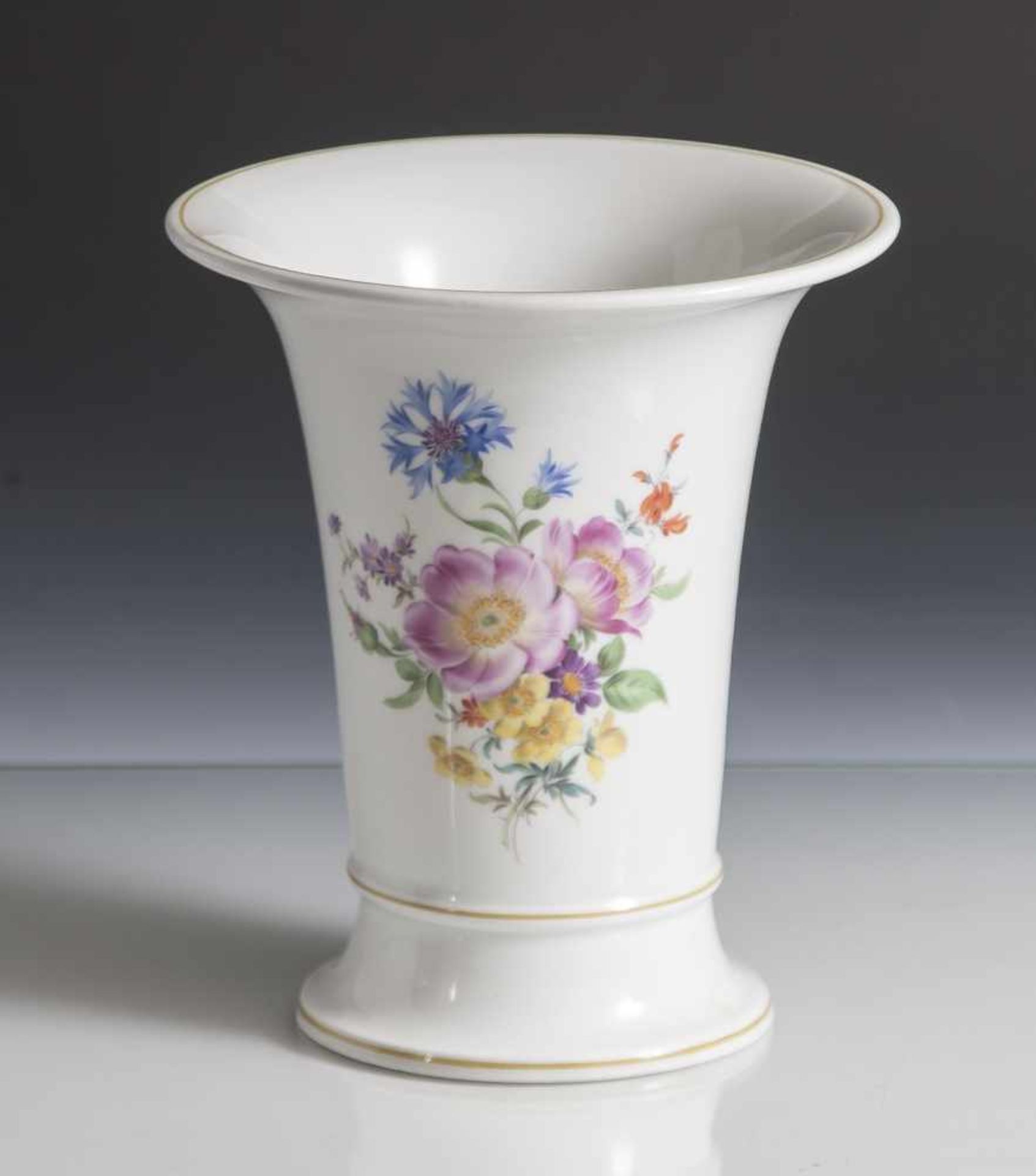 Trompetenvase, Meissen, blaue Schwertermarke um 1900. Mit polychromem Blumenbukett und