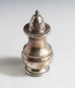 Salzstreuer, auf Unterboden bez. "Silver on copper". H. ca. 11 cm.