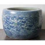 Große Fish-Bowl, Japan, wohl 20. Jahrhundert, Keramik, Blaumalerei, gebauchter Korpus mit Drachen-