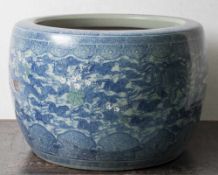 Große Fish-Bowl, Japan, wohl 20. Jahrhundert, Keramik, Blaumalerei, gebauchter Korpus mit Drachen-