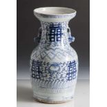 Vase, Asien, wohl Ende 19. Jahrh., blau-weiß Malerei, bauchiger Korpus mit weitem Hals u.