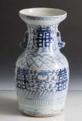 Vase, Asien, wohl Ende 19. Jahrh., blau-weiß Malerei, bauchiger Korpus mit weitem Hals u.