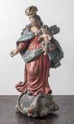 Große Figurine Madonna mit Kind auf Weltkugel, 18. Jahrhundert, Holz, vollplastisch geschnitzt u.