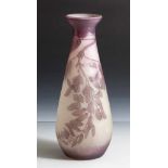 Vase, Jugendstil, Gallé, Glas, violett überfangen, bauchige Form nach oben trichterförmig