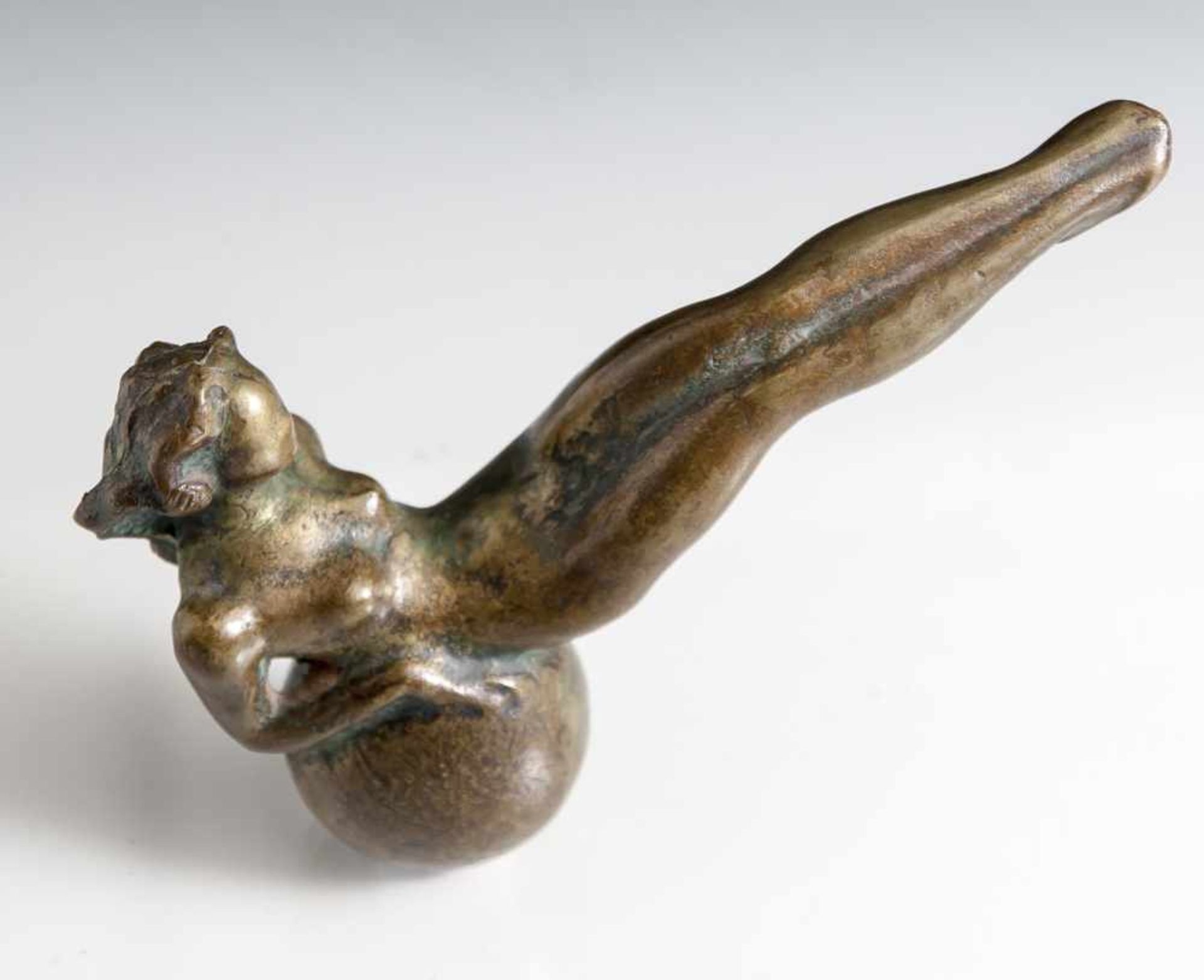 Figurine, Bronze, weiblicher Akt auf Kugel sitzend nach hinten gelehnt und auf die Ellenbogen