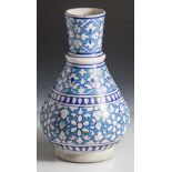 Vase, wohl Persien, Alter unbekannt, Keramik, blaues, florales u. ornamentales Dekor, birnenförmiger