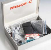 Kleinbildkamera, Minox B, mit diversem Zubehör, Gebrauchsanleitung und Stativ in Minox-Klappbox.