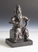 Sitzende Figur des General Guan Yu, China, Ming-Dynastie, Bronze, auf Holzsockel, Darstellung in
