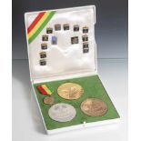 Medaillen und Pins der "Juegos Bolivarianos" 1977, der VIII. Multisportveranstaltung zu Ehren des