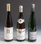 3 Flaschen Weißwein, darunter: a) Riesling Spätlese, Wallhäuser Pastorenberg, 1976, b) Scheurebe