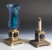 Paar Windlichter, Art Déco, Bronzefuß mit farbigen Glas-Kugelungen, Schirm aus blauem Glas. H. ca.