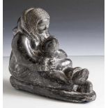 Inuit-Figur, Mutter ihr Kind stillend, Stein, seitlich monogrammiert "WE", auf längsovalem Sockel