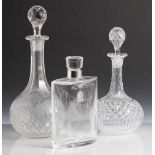 Konvolut Glasteile, farbloses Glas, bestehend aus: 1 Flachmann und 2 Karaffen, jeweils mit Stöpseln.