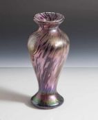 Vase, neuzeitl. im Stil des Jugendstils, dickwandiges farbloses Glas, irisierend, magentafarben