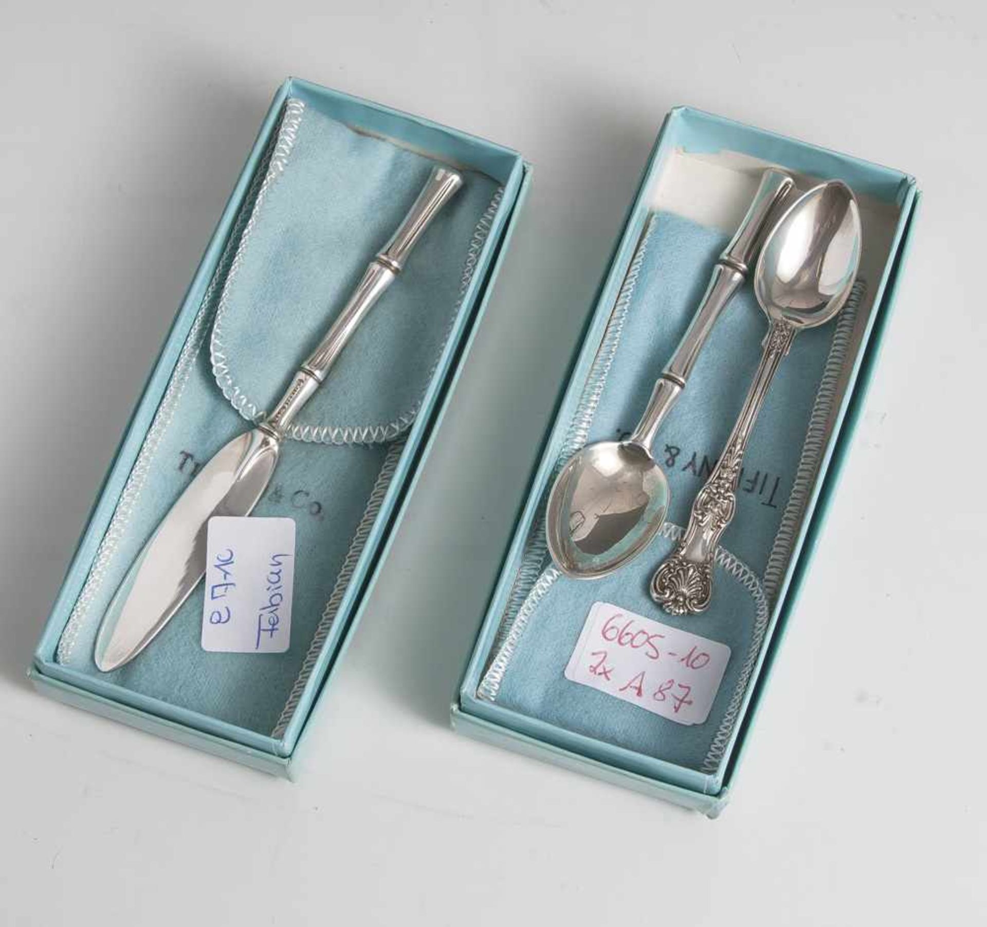 2 Löffelchen und 1 Buttermesser, Tiffany & Co, Sterling Silber. Originalverpackt.