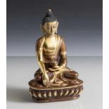 Figurine, Buddha, Bronze, feuervergoldet, auf Lotussockel sitzend in ornamental verziertem Umhang,