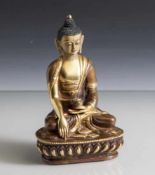 Figurine, Buddha, Bronze, feuervergoldet, auf Lotussockel sitzend in ornamental verziertem Umhang,