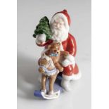 Kleine Figurine, "The Annual Santa 2005", Weihnachtsmann mit Tannenbaum und Teddybär auf Schlitten