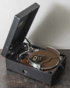 Electrola Koffergrammophon, deutsch, 1930er Jahre, Federwerk, Kurbel, Schneckengetriebe,