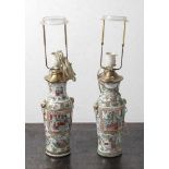 Paar Vasen als Lampen umgearbeitet, China, Ende 19. Jahrhundert, Porzellan, umlaufend polychrome