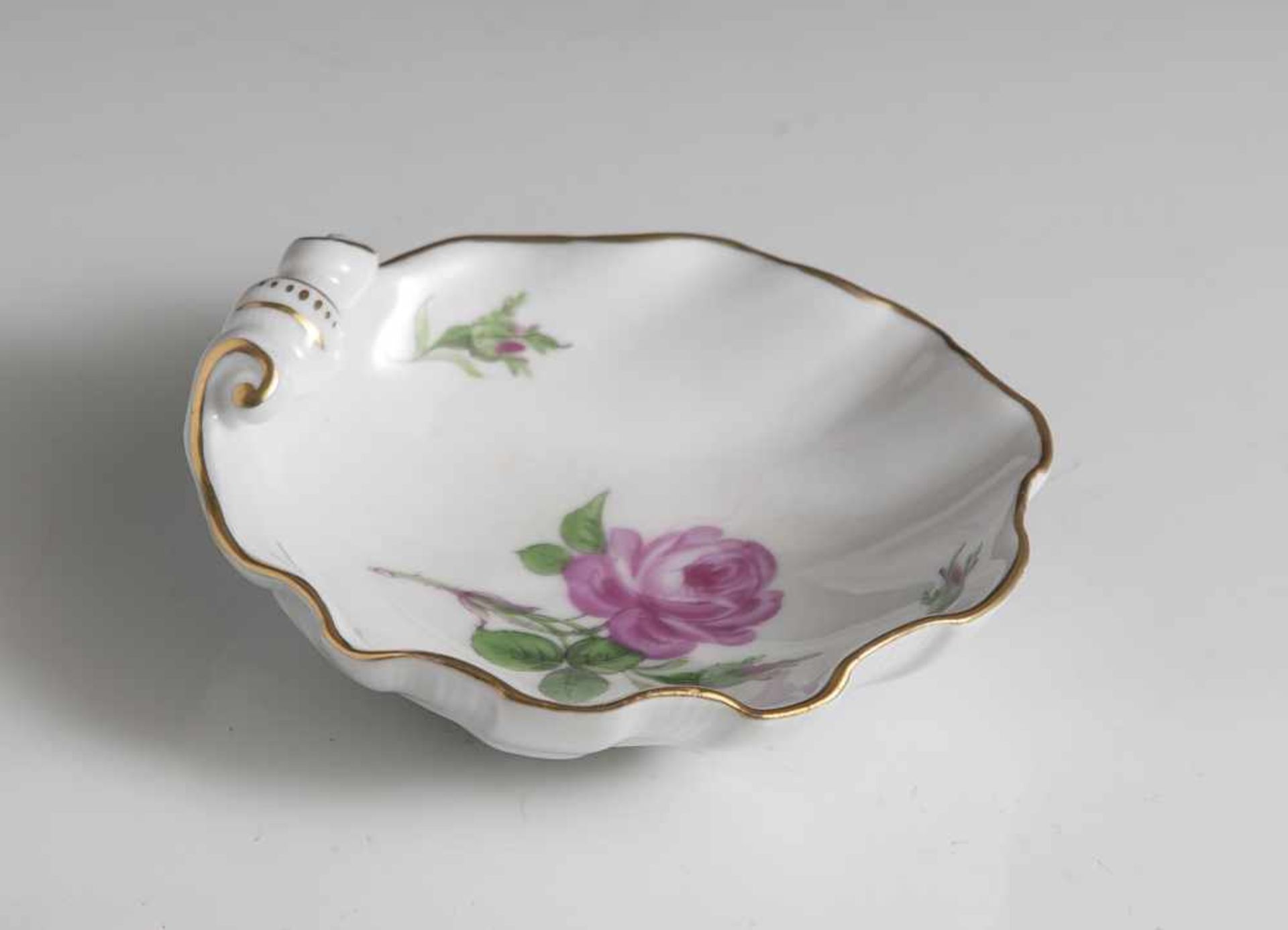 Muschelschälchen, Meissen, blaue Schwertermarke, 20. Jahrhundert, Dekor Rote Rose, m. Goldrand. L.