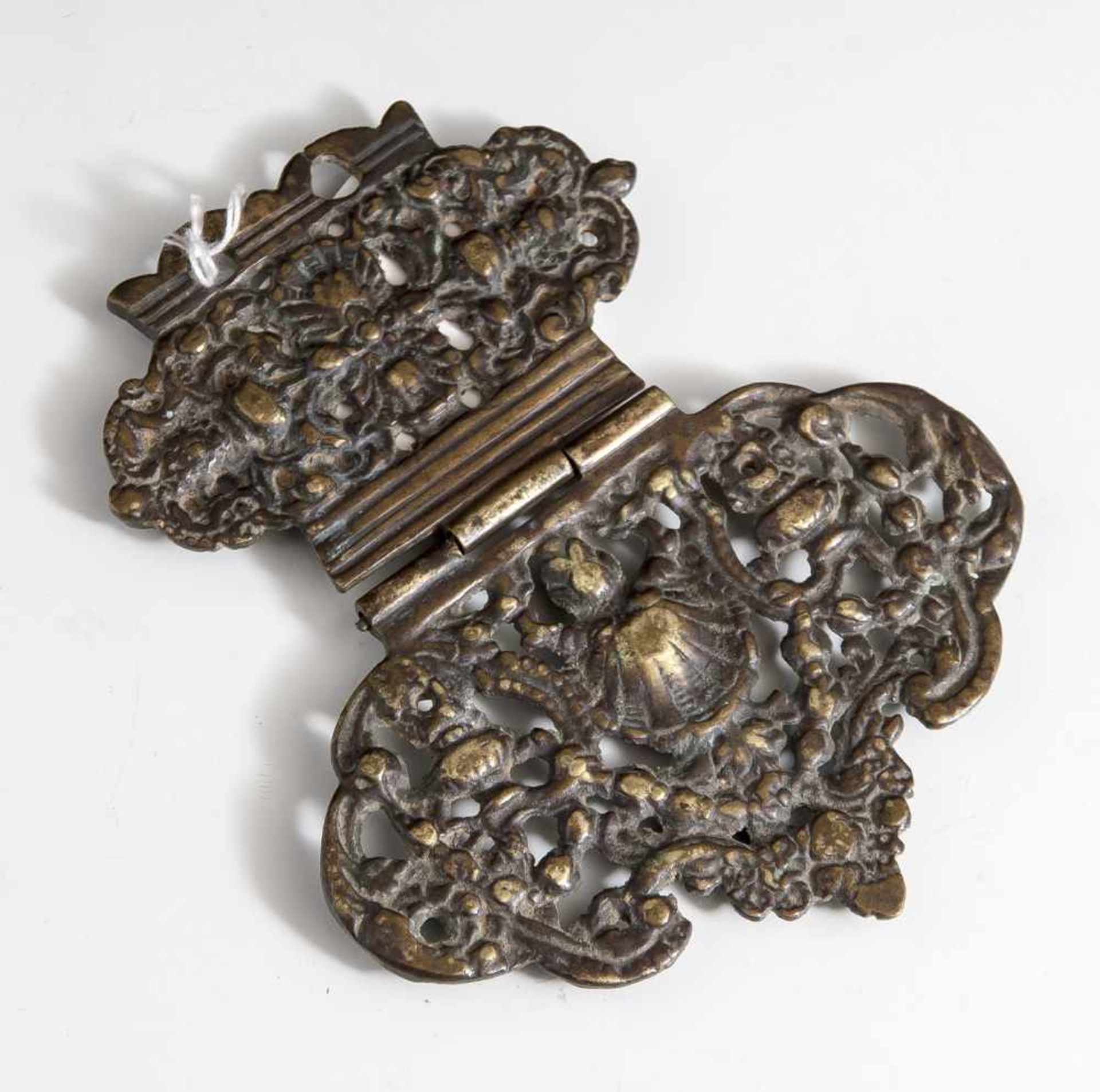 Buchschließe, wohl 18. Jahrhundert, Bronze, durchbrochen gearbeitet. L. ca. 11 cm, H. ca. 7 bzw. 9