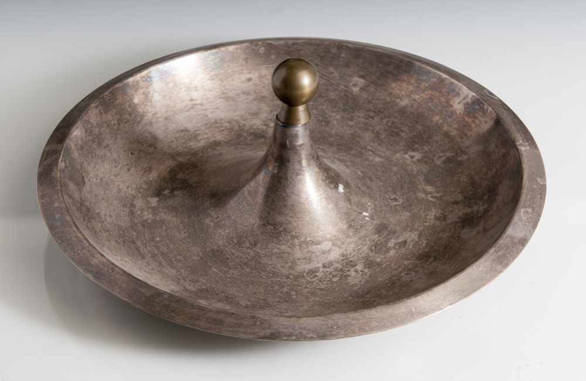 Großer Art Déco-Aschenbecher, 20er Jahre, Metall, wohl versilbert, runde Form mit überkragendem