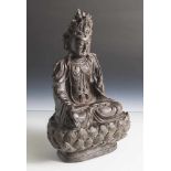 Sitzender Guanyin, China, Ming-Dynastie, Bronze, im Diamantsitz, die linke Hand im varadha-mudra,