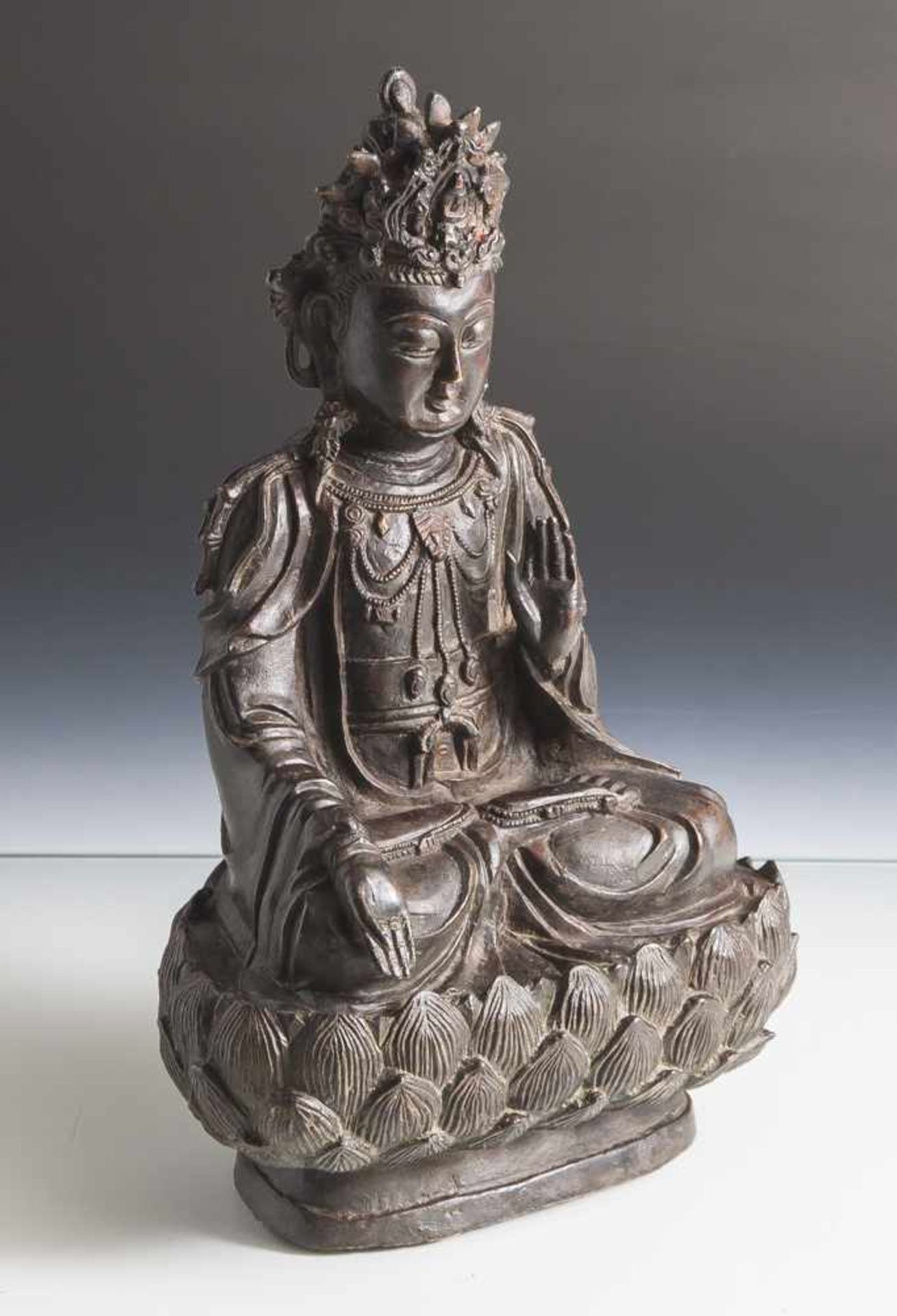 Sitzender Guanyin, China, Ming-Dynastie, Bronze, im Diamantsitz, die linke Hand im varadha-mudra,
